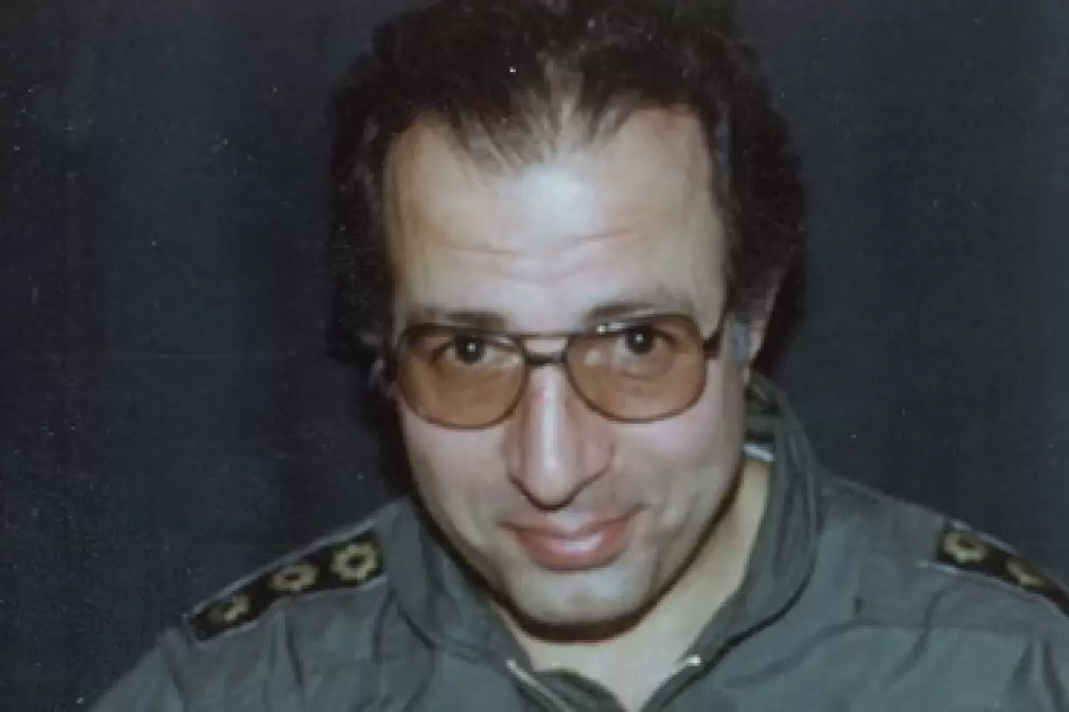 عکس؛ سفر به تاریخ؛ عکس دیده‌نشدۀ «شهید فکوری» در حال دست دادن با «رهبر انقلاب»؛ سال 1360