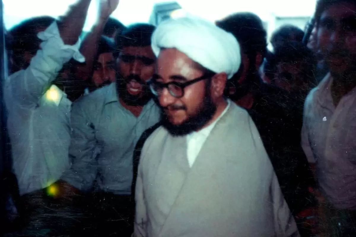 عکس؛ سفر در تاریخ؛ «محمدصادق خلخالی در حال نماز خواندن در یک مسجد در کره شمالی»؛ دهه 60