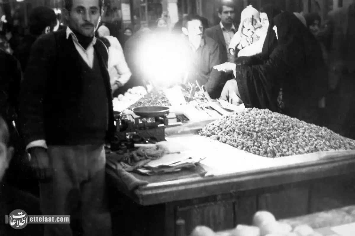 تصاویر؛ سفر به تهران قدیم؛ گزارش خواندنی از تخمه‌خوردن تهرانی‌ها: روزی ۲۰۰ هزارکیلو!