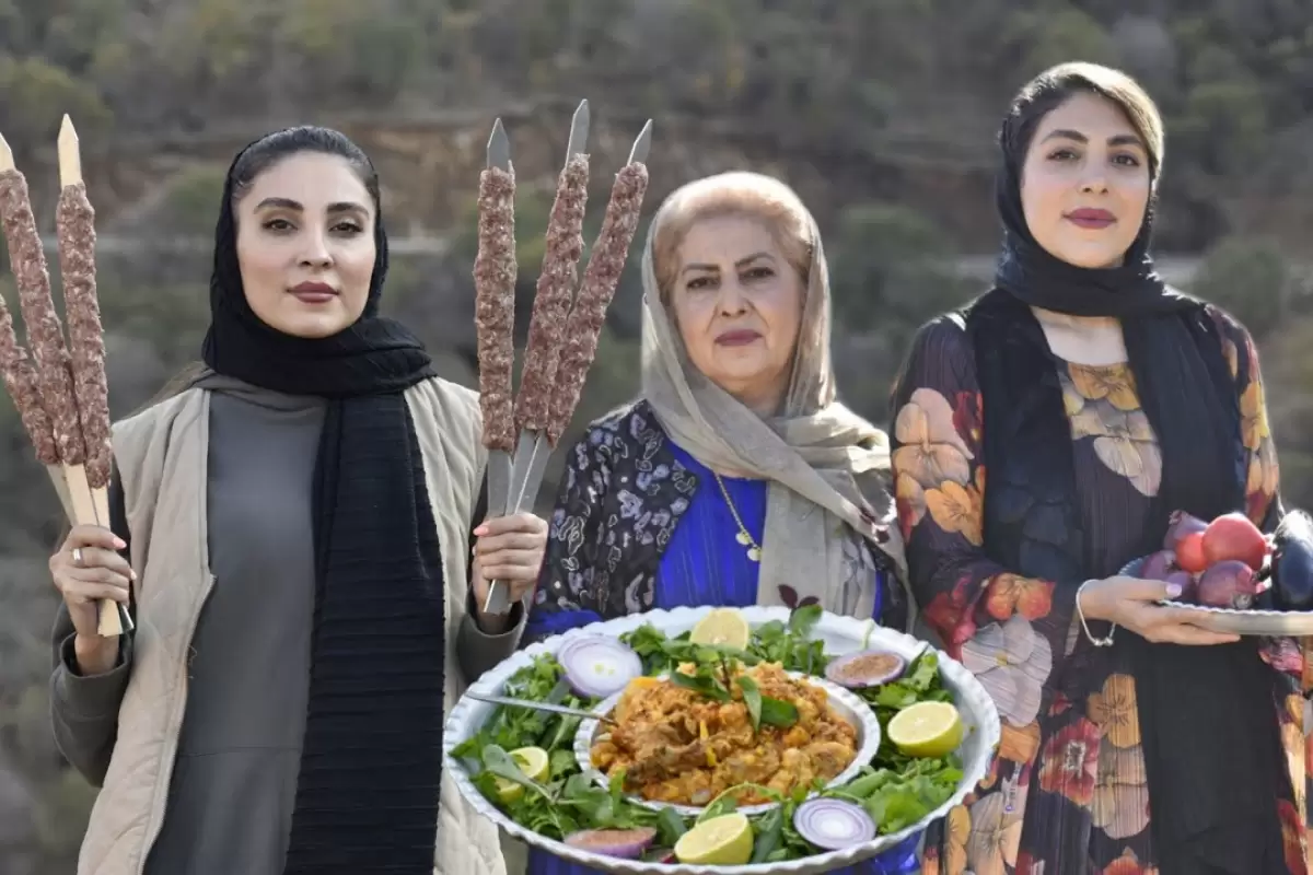 ببینید؛ غذای روستایی در کردستان؛ طبخ آبگوشت، کباب دیگی و بادمجان کبابی