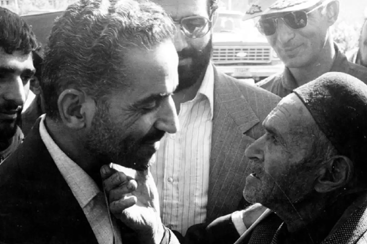 عکس؛ سفر در زمان؛ «شهید رجایی در حال پیاده شدن از بالگرد در کردستان»؛ سال 59