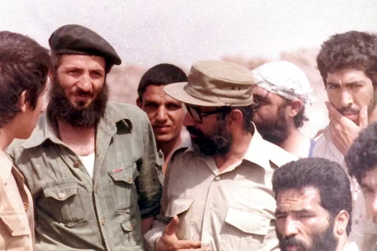 عکس؛ سفر به تاریخ؛ «شهید چمران» در کنار «چریک‌های جنوب شهر تهران» در جبهه