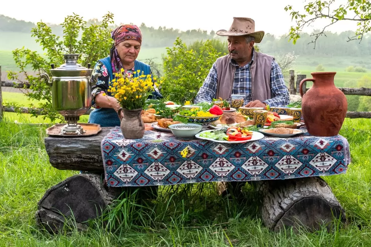 ببینید؛ غذای روستایی در آذربایجان؛ پخت یک خورشت باکویی با گوشت و سبزیجات در طبیعت