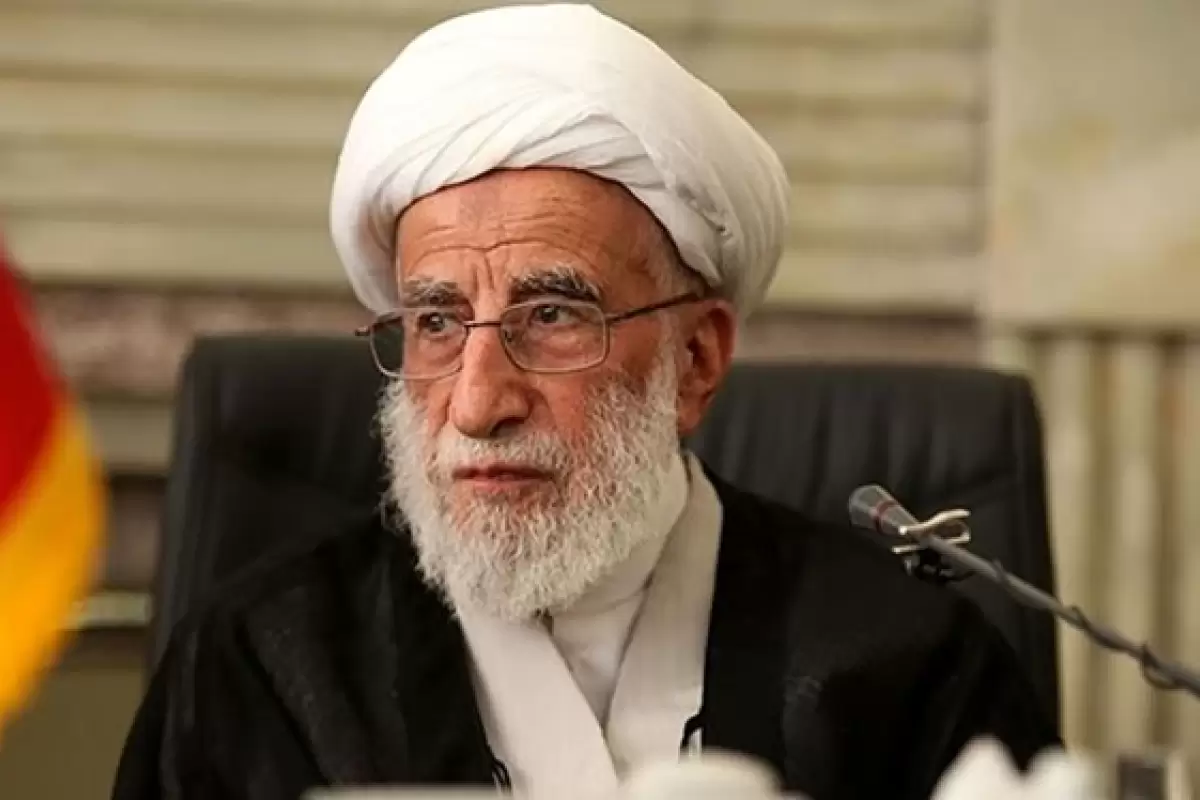 عکس؛ سفر به تاریخ؛ «آیت‌الله جنتی» در کنار کودکان جنگ‌زدۀ اروپایی؛ سال 1371