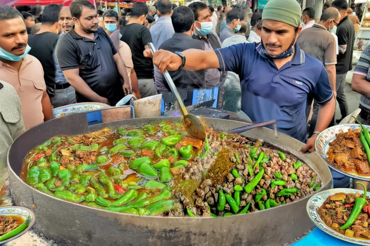 ببینید؛ غذای خیابانی در پاکستان؛ جگر بره سرخ شده با ادویه؛ غذای محبوب مردم کراچی