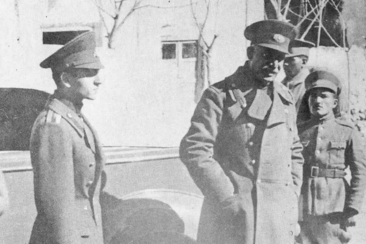 عکس؛ سفر در زمان؛ بازدید «رضاخان و محمدرضا پهلوی» از دانشگاه جنگ؛ دهه 1310