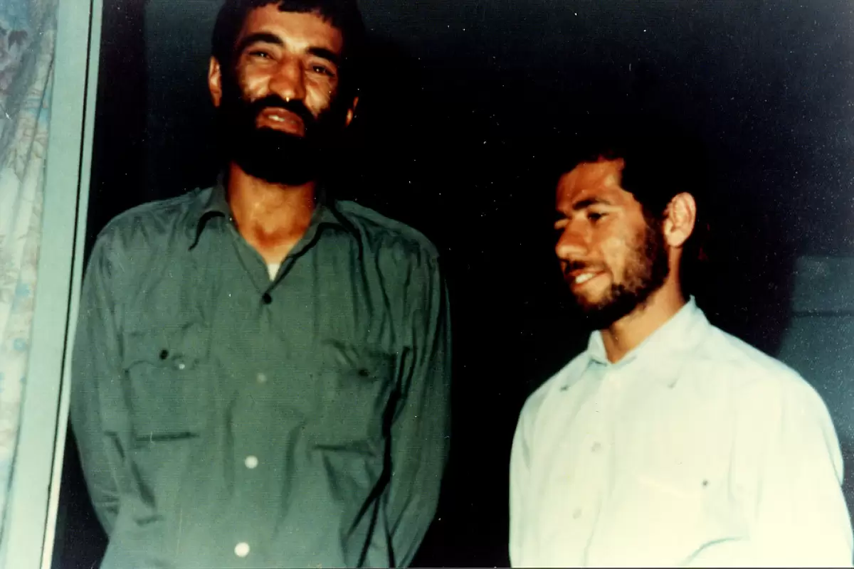 عکس؛ سفر در زمان؛ «احمد متوسلیان در کنار محسن رضایی» در خط مقدم؛ سال 60