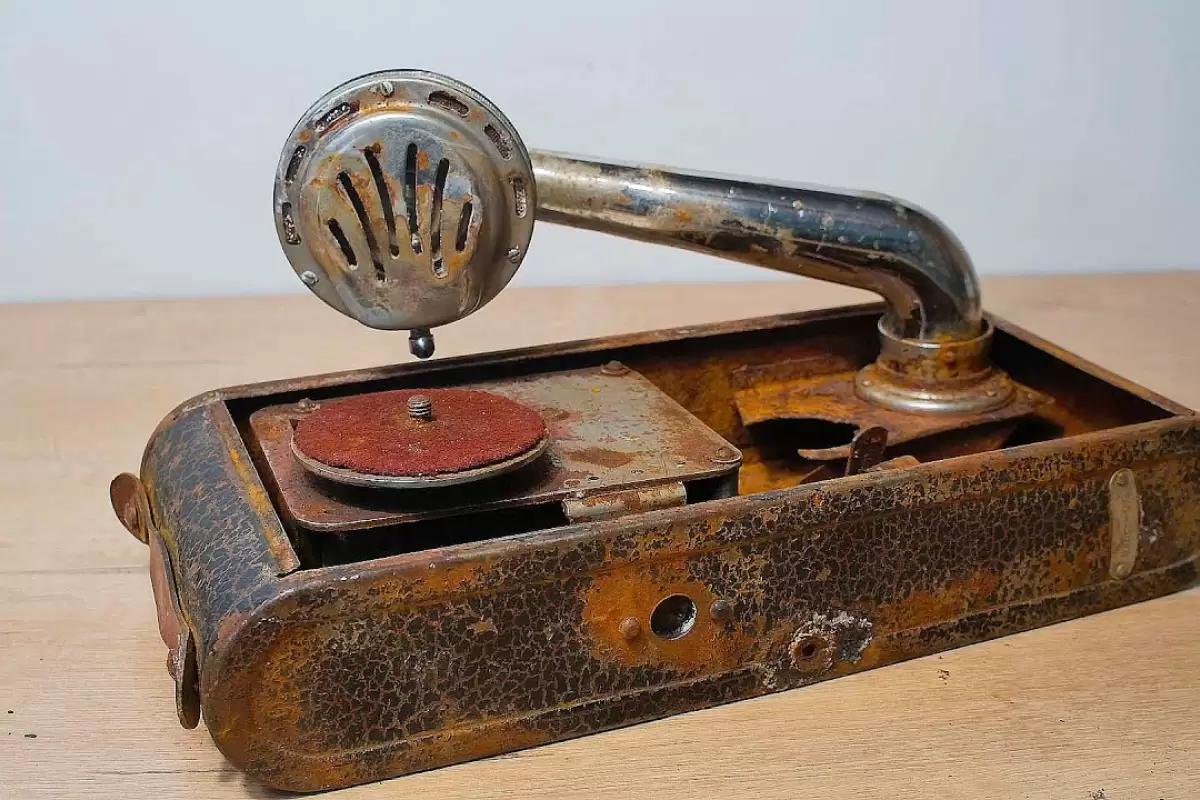 ببینید؛ مراحل دیدنی بازسازی یک گرامافون قدیمی محصول سال 1939