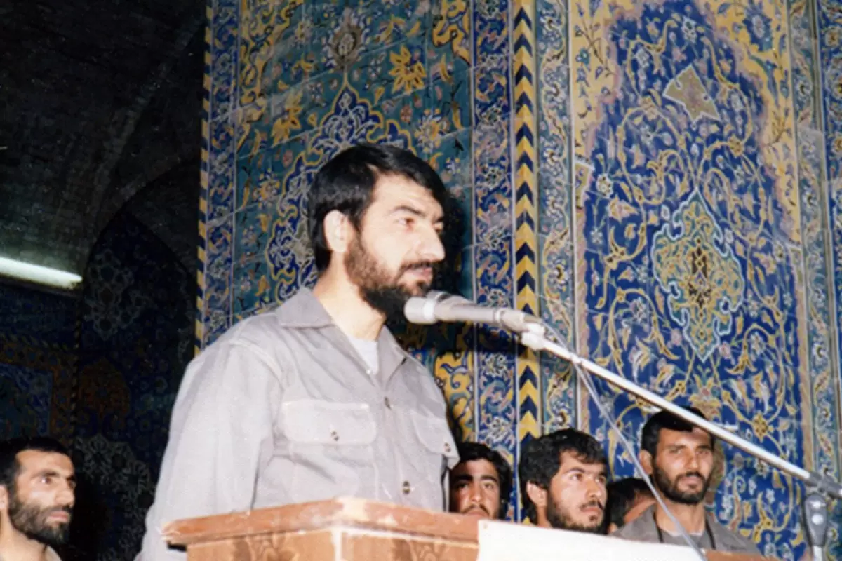 عکس؛ سفر در تاریخ؛ لحظه اعطای درجه سرلشکری به «محسن رضایی»؛ سال 69
