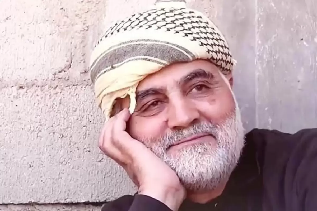 عکس؛ سفر به تاریخ؛ چهرۀ خندان «حاج قاسم، حاج همت و محسن رضایی» در جبهه