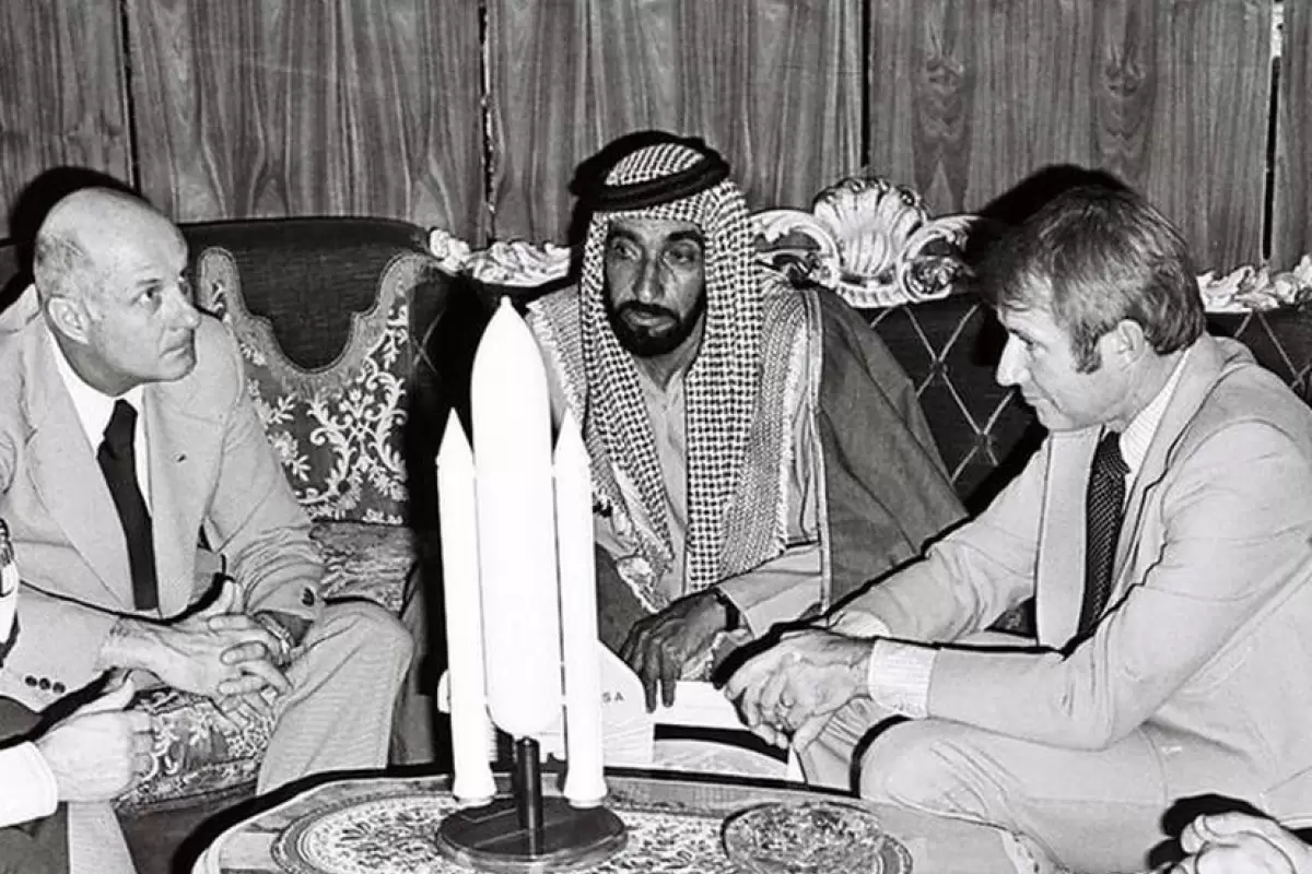 عکس؛ سفر به تاریخ؛ اسم «خلیج فارس» روی میز رئیس کشور امارات؛ سال 1354