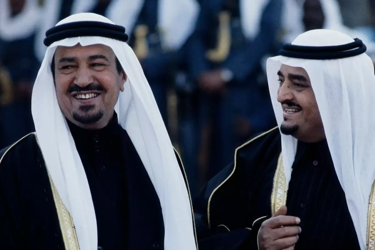 عکس؛ سفر در زمان؛ استقبال «پادشاه چهارم عربستان از ملکه الیزابت در فرودگاه»؛ سال 57