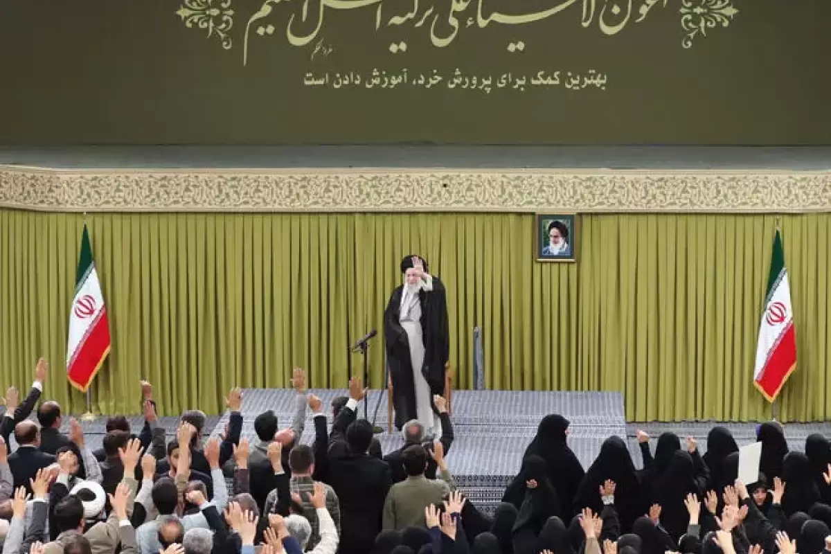رهبر انقلاب: باید شکرگزار باشیم که در این دوره، به‌خصوص رئیس جمهور محترم به مسائل آموزش و پرورش اهتمام ویژه‌ای ابراز می‌کنند؛ وزیر محترم هم، جزو مدیران برجسته آموزش و پرورش هستند