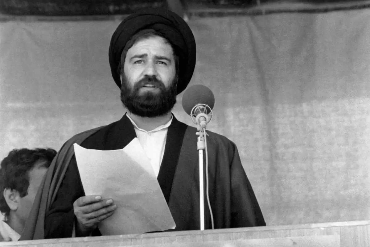 عکس؛ سفر در زمان؛ «سیداحمد خمینی در کنار 4 گروگان سفارت آمریکا»؛ سال 1358