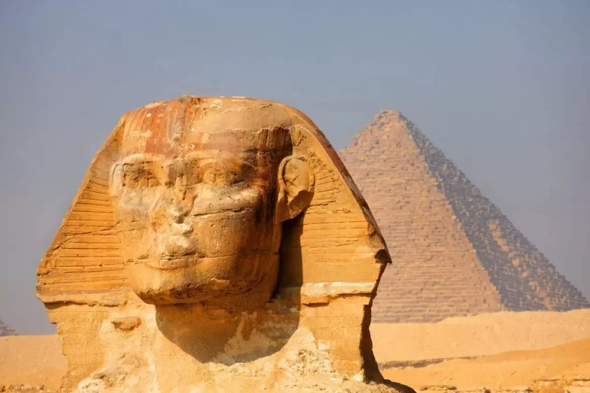 مشهورترین مجسمۀ مصر باستان شبیه کیست؟