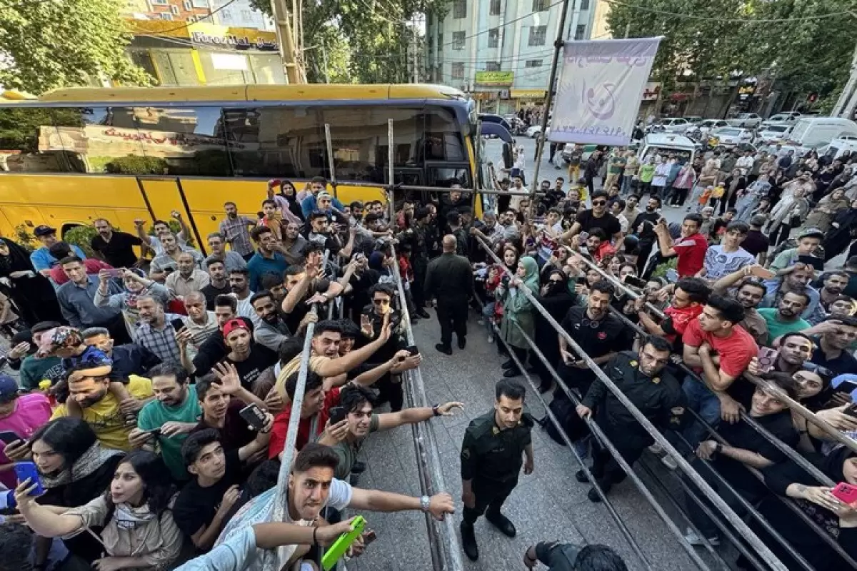 سرخ پوشان راهی ورزشگاه تختی شدند+ عکس
