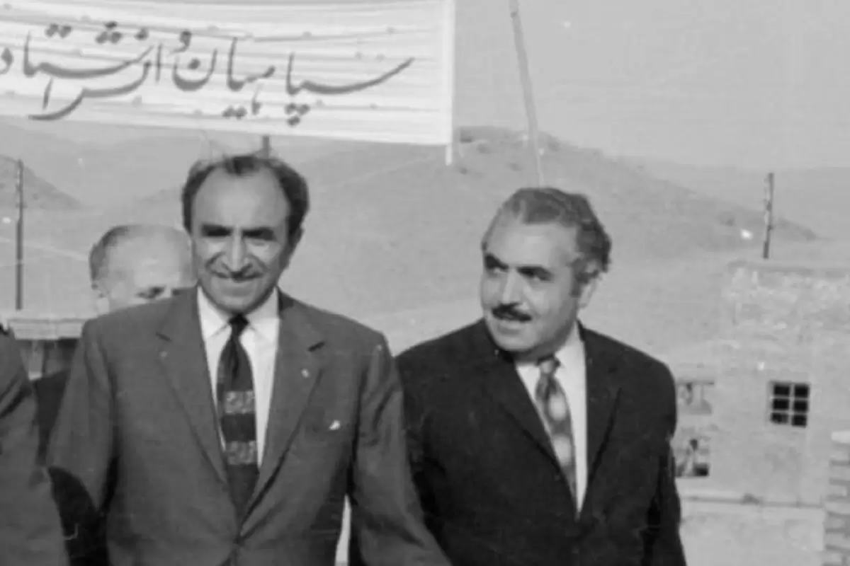 عکس؛ سفر در تاریخ؛ «اسدالله علم، وزیر دربار در حال رقص در یک مراسم»؛ اواخر دهه 40