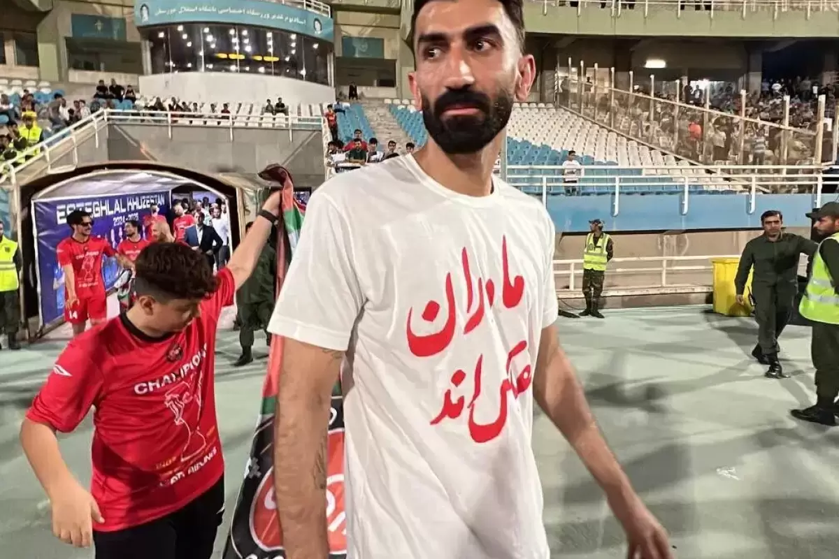 عکس| ژست عجیب بیرانوند و شجاع خلیل‌زاده با جام قهرمانی در هواپیما