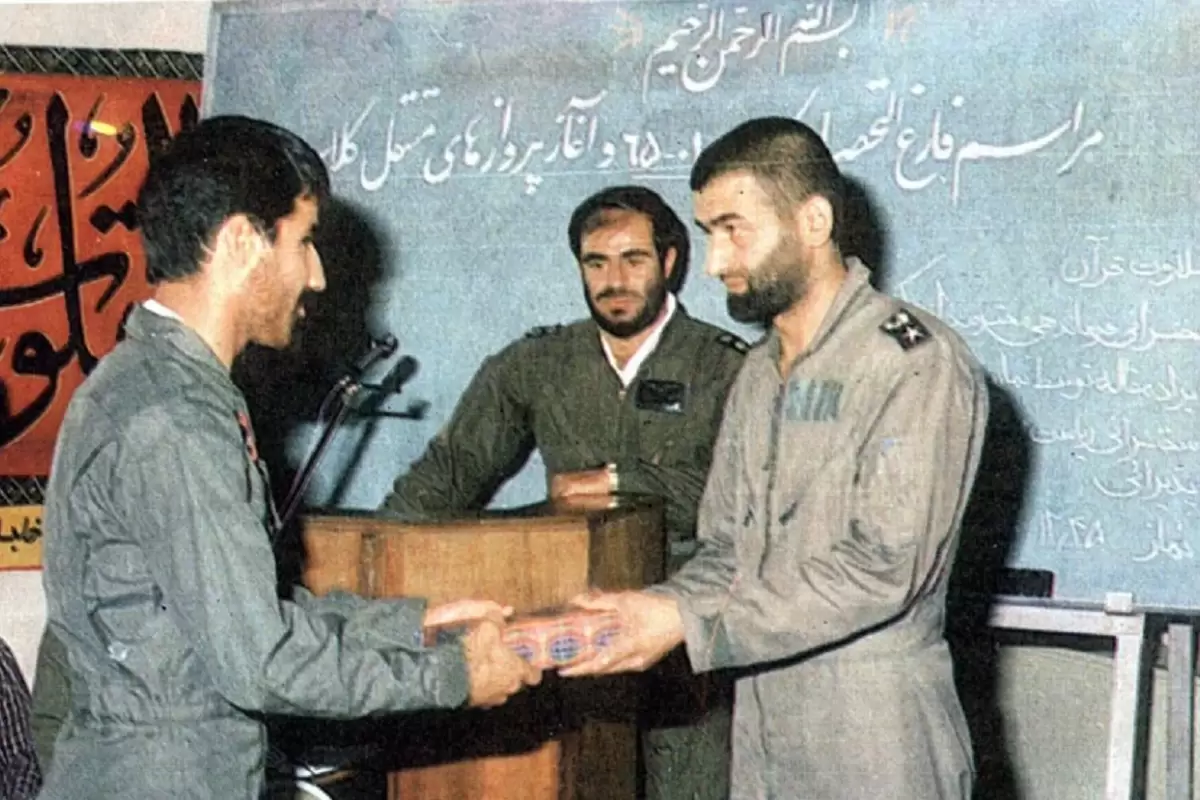 عکس؛ سفر در زمان؛ «شهید عباس بابایی» در کنار افسر آموزش آمریکایی؛ سال 1350