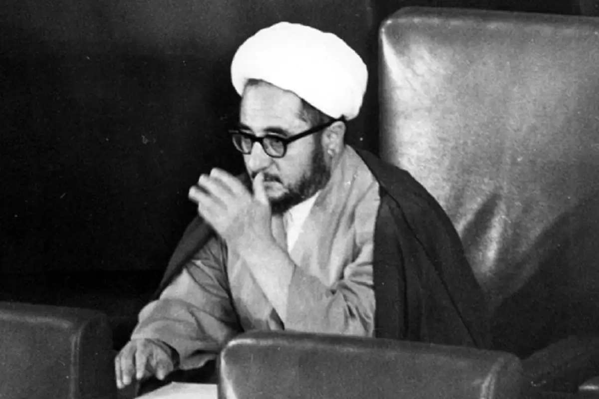 عکس؛ سفر در زمان؛ «محمدصادق خلخالی با اسلحه روی دوش در جبهه»؛ دهه 60
