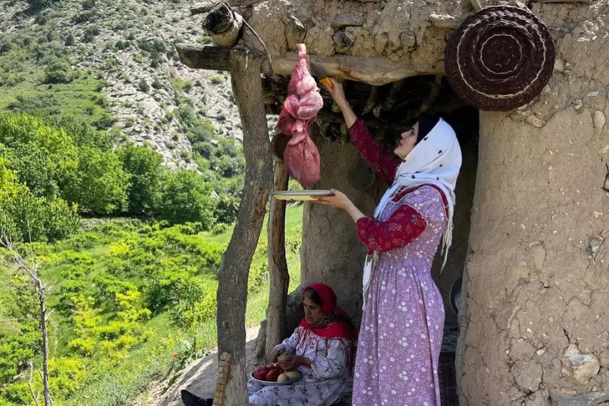 ببینید؛ غذای روستایی در ایران؛ پخت غذای محلی با جگر بره و سیب زمین در طبیعت
