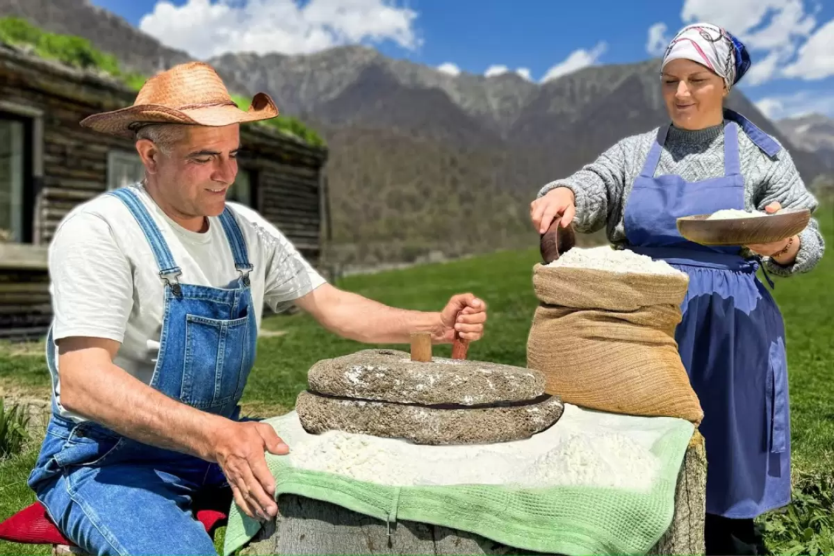 ببینید؛ غذای روستایی در آذربایجان؛ کاشت سیب زمینی و پخت خینکالی در طبیعت