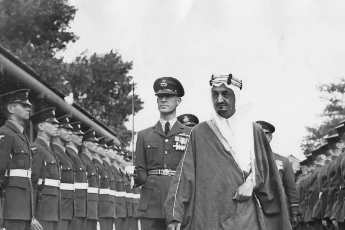 عکس؛ سفر در زمان؛ «پنجمین پادشاه عربستان در کنار تابوت پادشاه اردن»؛ سال 1330