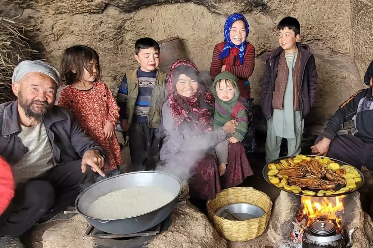 ببینید؛ غذای روستایی در افغانستان؛ پخت خورشت بامیه در کوهستان