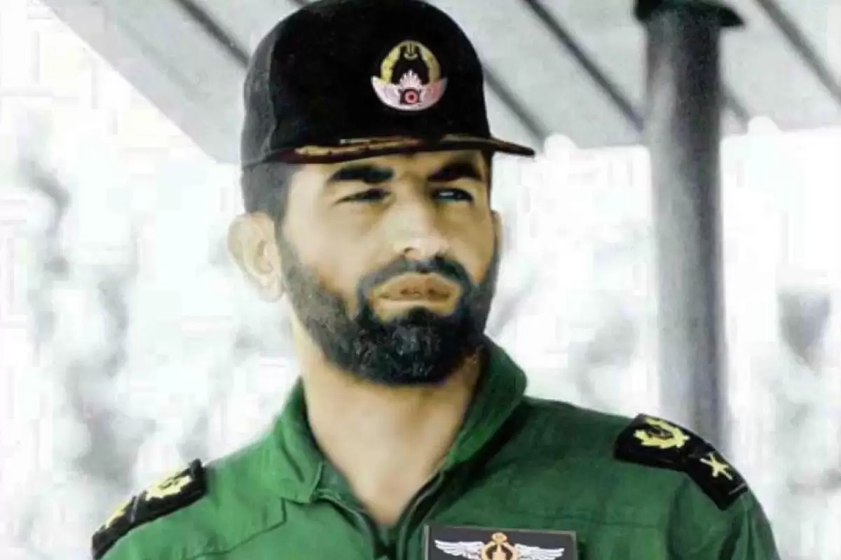 عکس؛ سفر به تاریخ؛ «شهید عباس بابایی» در 20 سالگی در یک ساندویچی در آمریکا