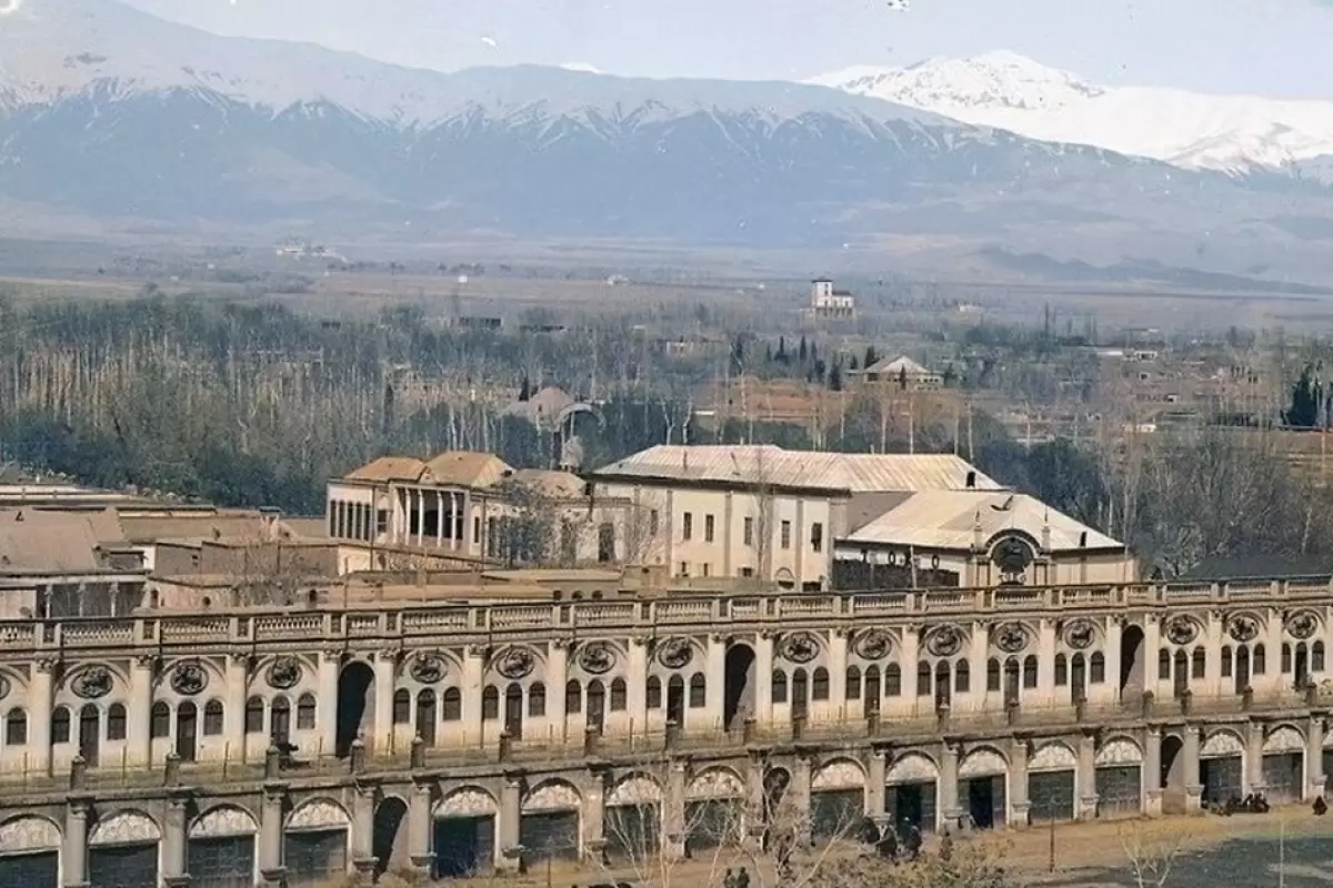 عکس؛ سفر به تاریخ؛ یک عکس «کارت‌پستالی» از «میدان توپخانه و منظرۀ شمال تهران» در دوران قاجار