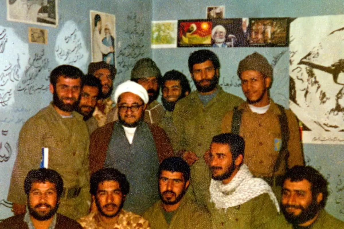 عکس؛ سفر در تاریخ؛ «محمدصادق خلخالی در حال ناهار خوردن در جبهه»؛ دهه 60