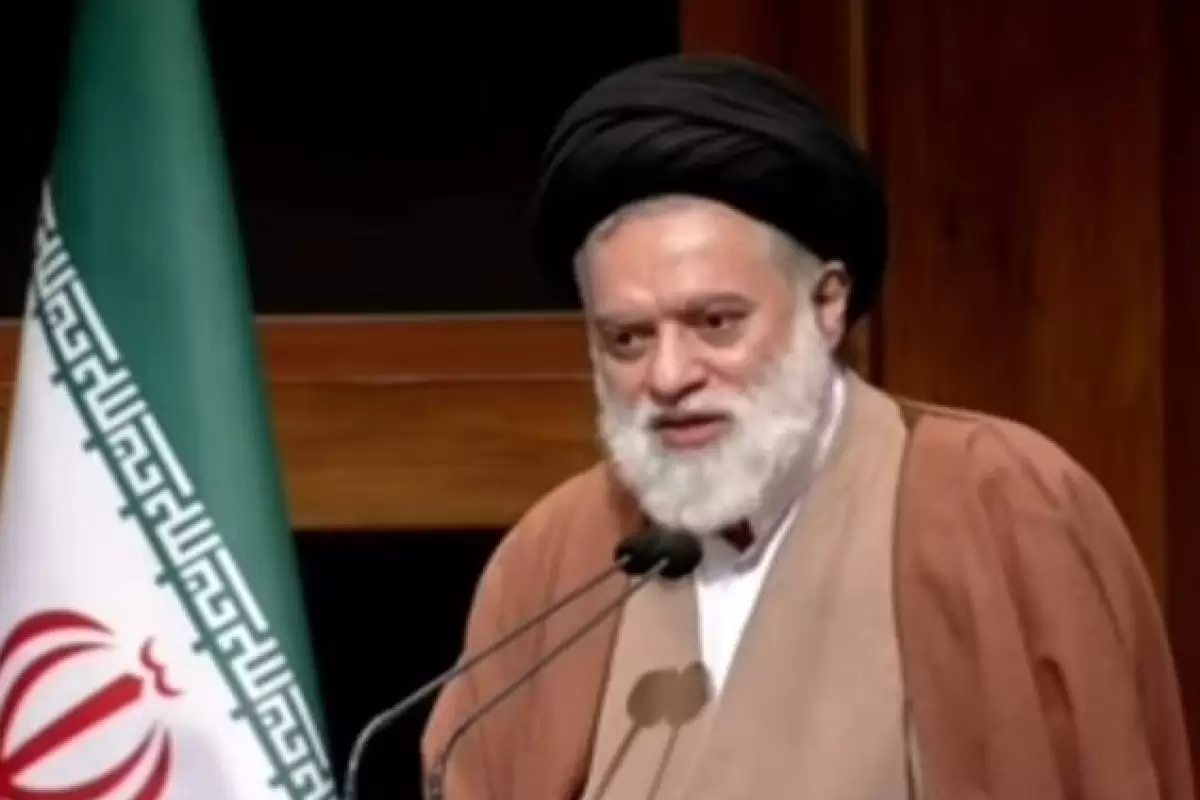 عکس؛ سفر به تاریخ؛ «سید مصطفی خامنه‌ای، فرزند ارشد رهبر انقلاب» در نوجوانی در کنار پدر