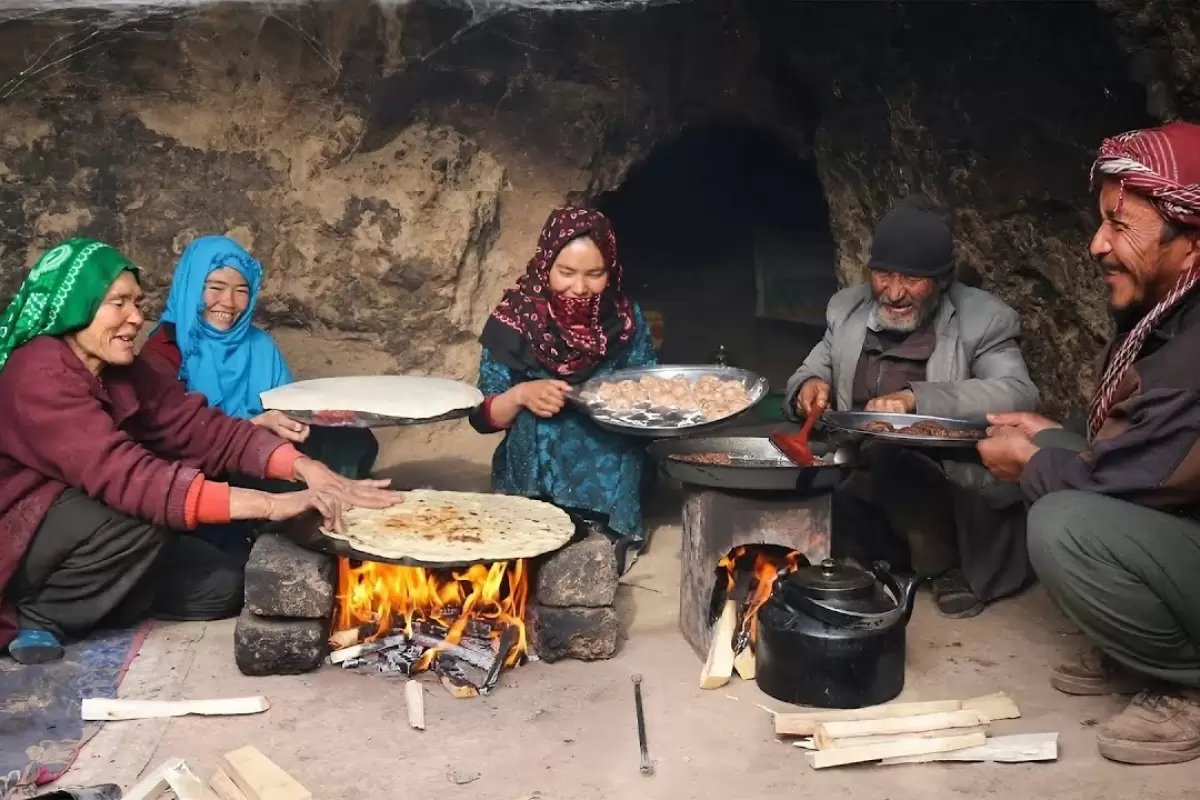 ببینید؛ غذای روستایی در افغانستان؛ پخت چپلی کباب در غار با مهمانان ها