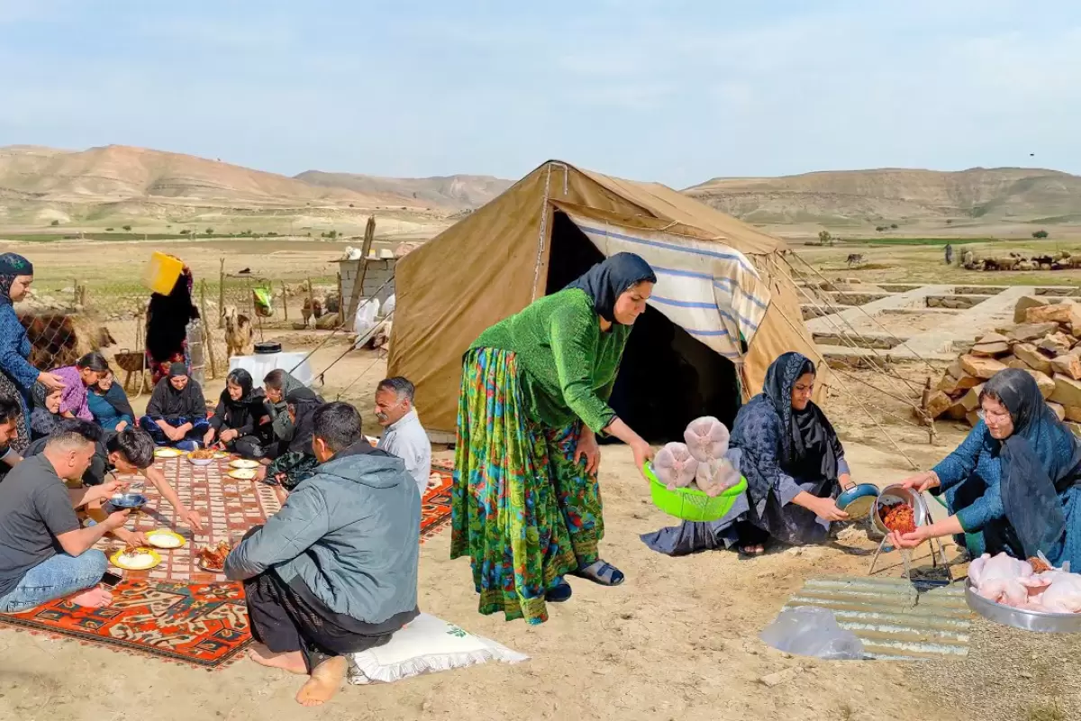 ببینید؛ غذای روستایی در ایران؛ پخت مرغ شکم پر با برنج توسط بانوی عشایر