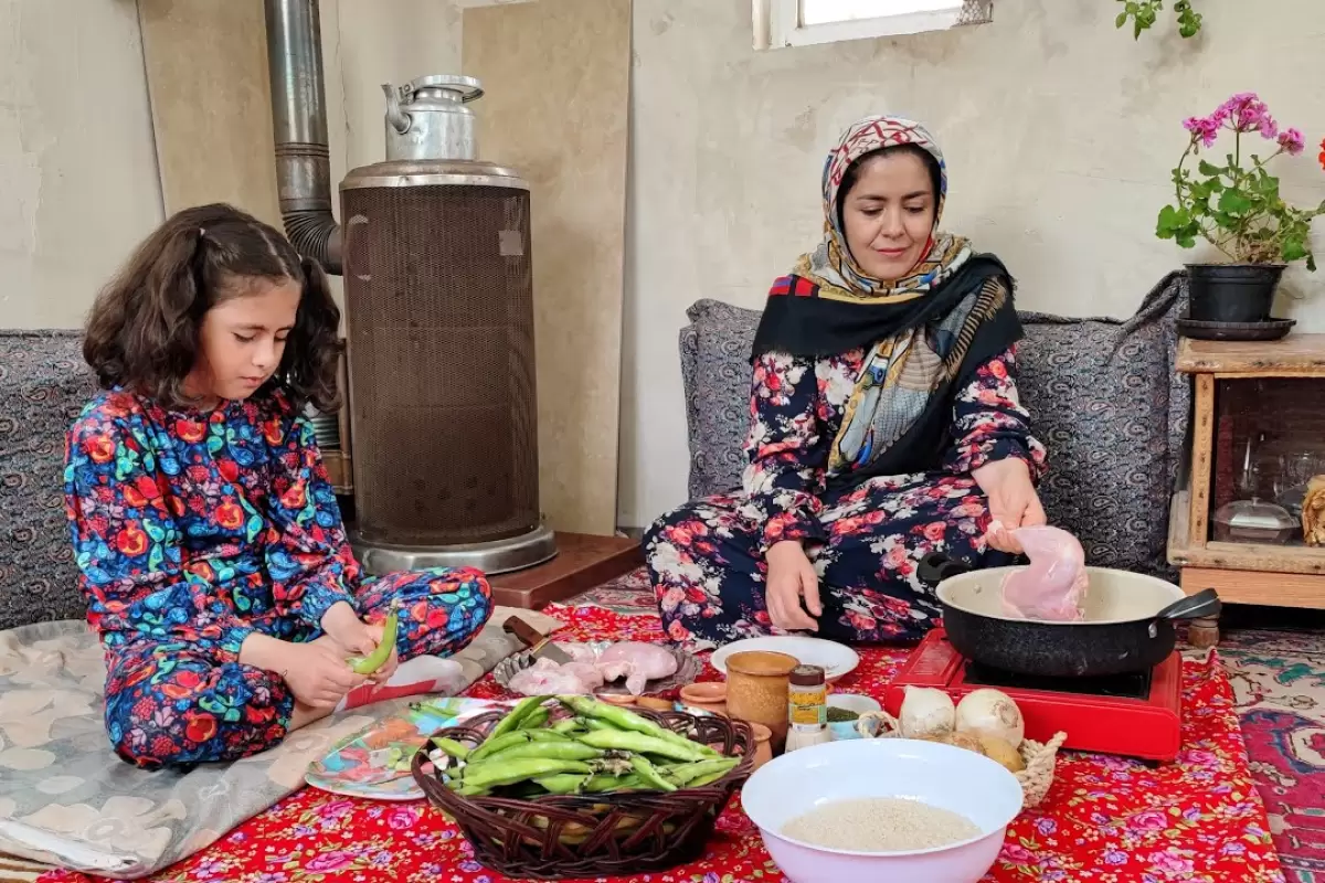 ببینید؛ غذای روستایی در ایران؛ نحوه پخت باقالی پلو با مرغ زعفرانی