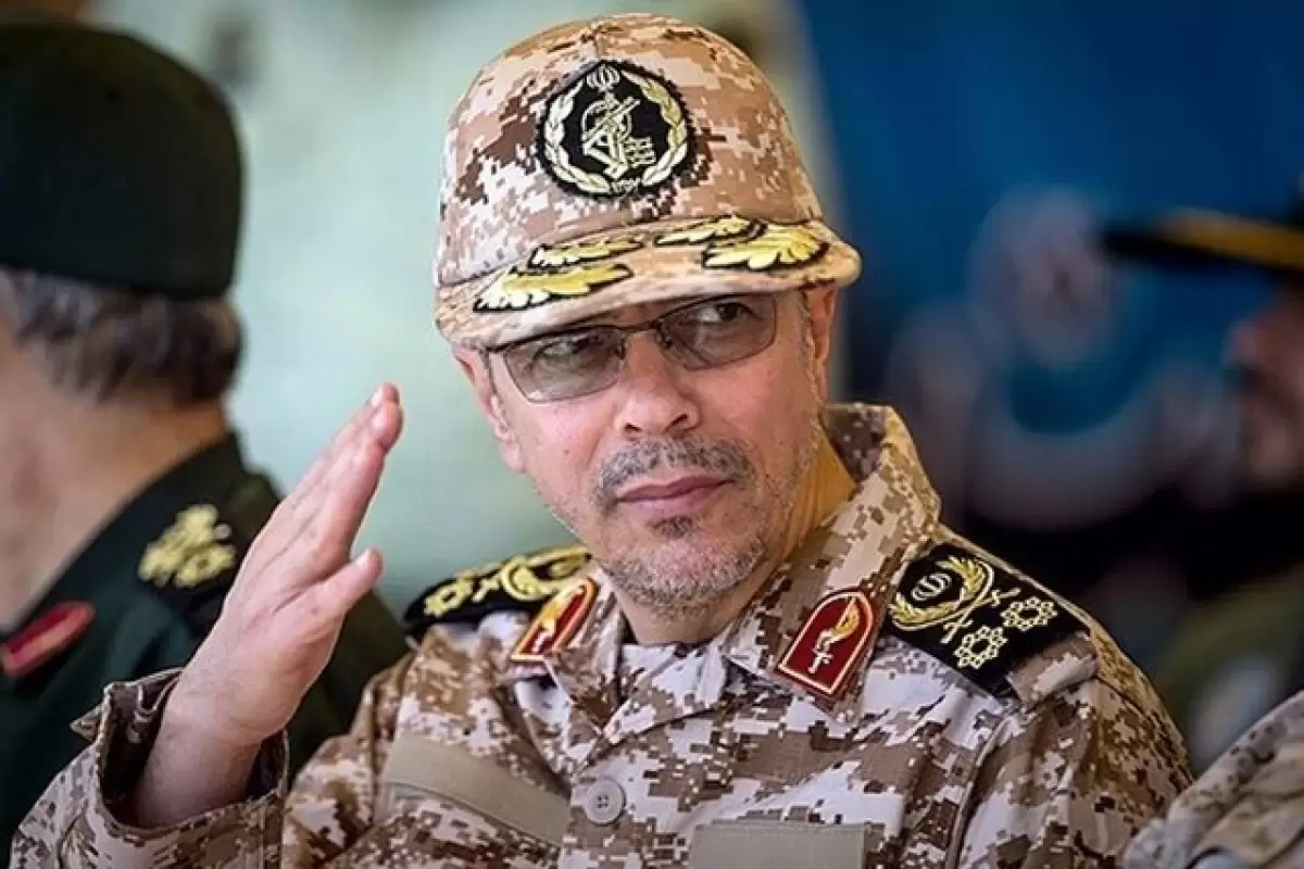عکس؛ سفر به تاریخ؛ «سرلشکر باقری» 20 ساله در حال خواندن دعا در جبهه