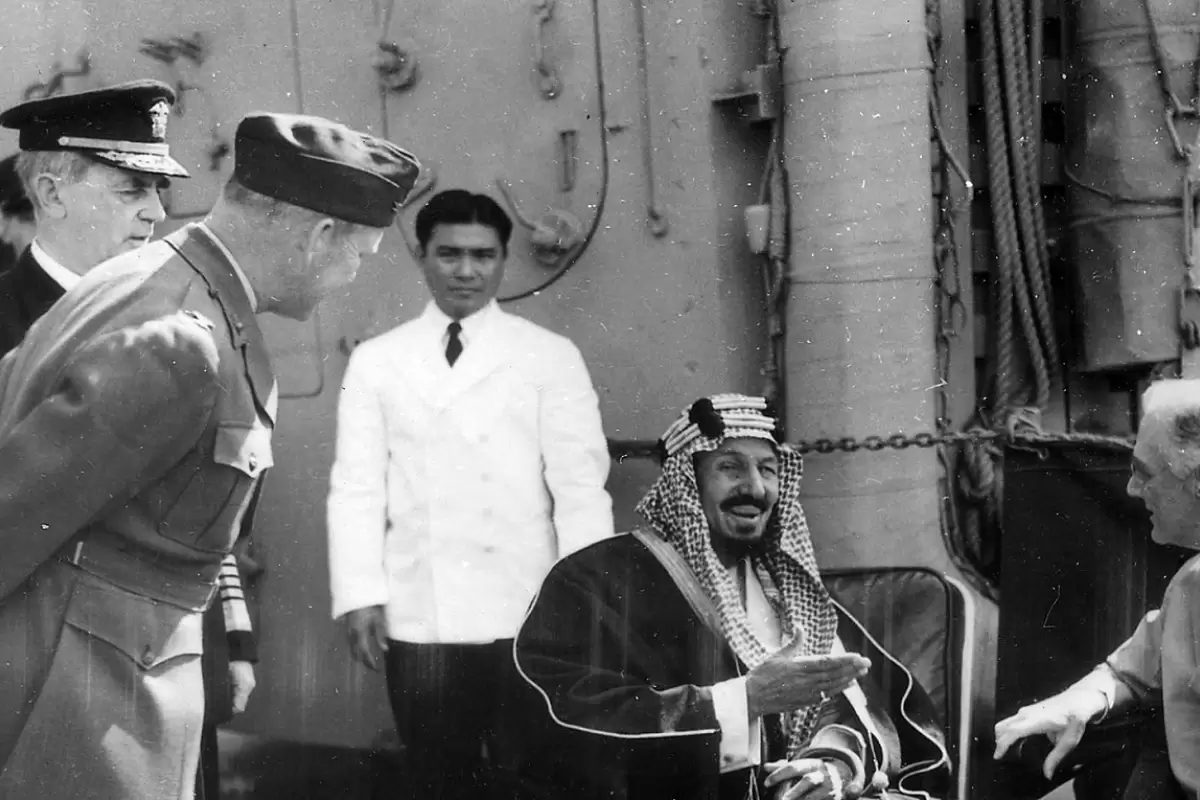 عکس؛ سفر در زمان؛ «پادشاه اول عربستان و اطرافیان در حال خوردن یک شتر کامل»؛ سال 1325