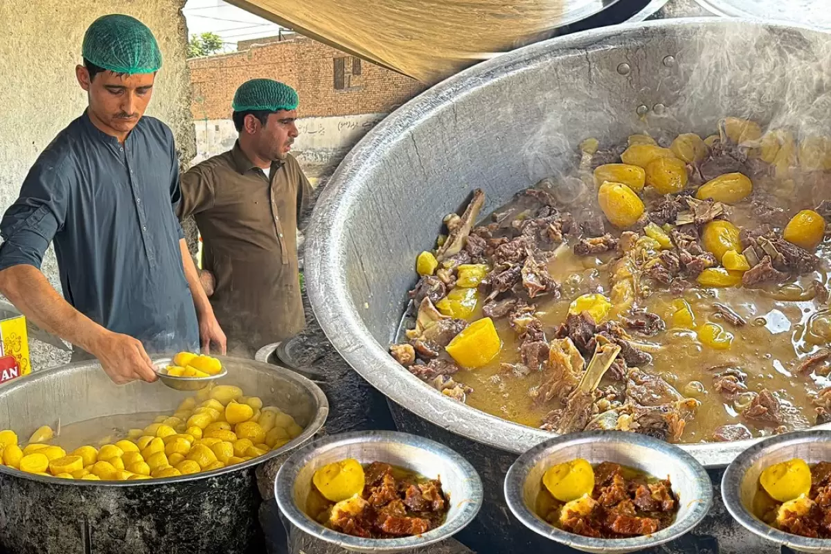 ببینید؛ غذای خیابانی در پاکستان؛ پخت نمکین گوشت و بیف روش در پیشاور