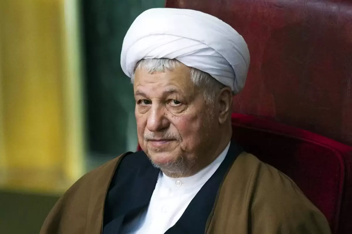 ببینید؛ سفر به تاریخ؛ «هاشمی رفسنجانی» در جبهه در حال بررسی یک تیربار