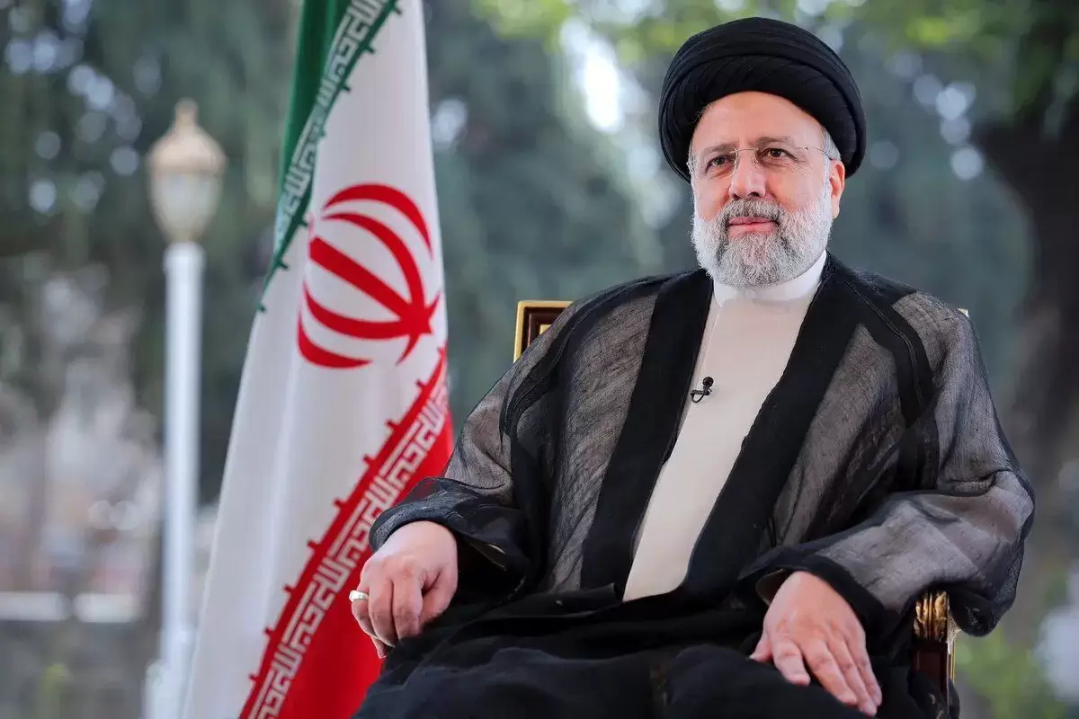 واکنش شهید رئیسی هنگامی که روسری یک زن هنگام گفت‌وگو با او از سرش افتاد