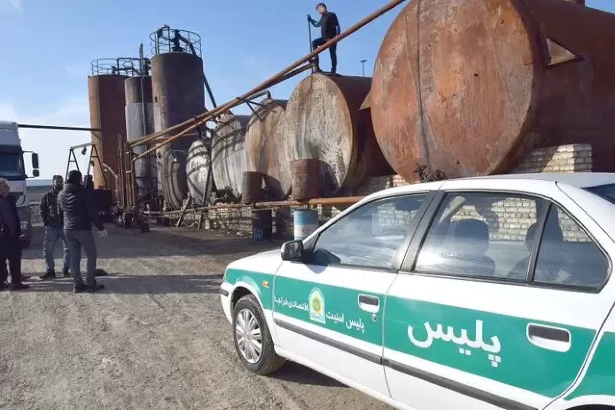 توقیف کشتی حامل سوخت قاچاق و دستگیری ۱۴ نفر