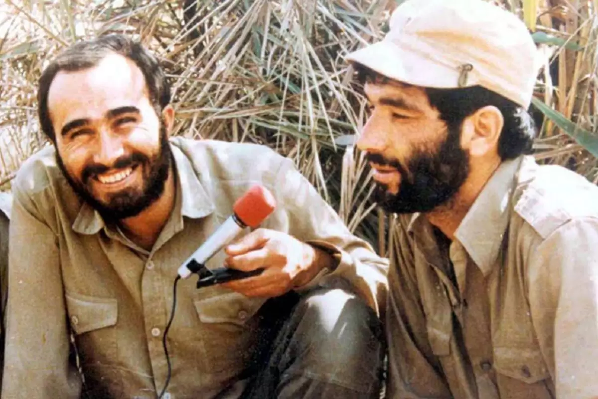 عکس؛ سفر در زمان؛ «شهید خرازی در کنار شهید احمد کاظمی» در جبهه؛ دهه 60