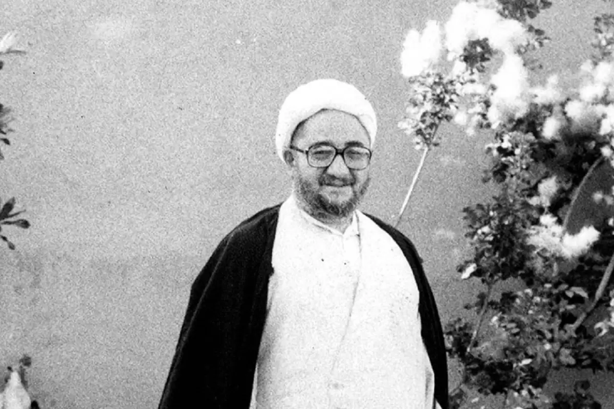 عکس؛ سفر در زمان؛ «محمدصادق خلخالی در کنار هلیکوپتر در سفر شیراز»؛ دهه 60