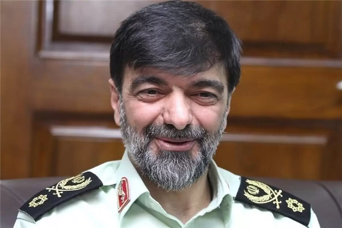 عکس؛ سفر در تاریخ؛ «سردار رادان» با کلاشینکف در جبهه؛ اوایل دهه 60