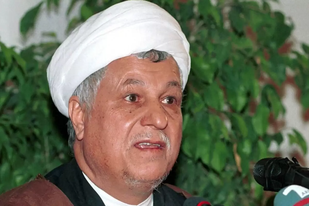 عکس؛ سفر در زمان؛ «هاشمی رفسنجانی با لباس احرام و در کنار کعبه»؛ سال 75
