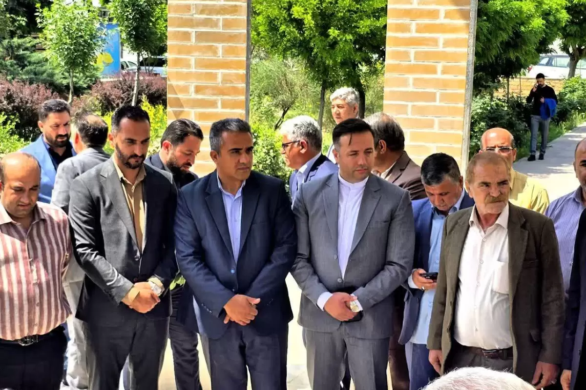 تجدید میثاق با شهدا و نثار گل به مزار شهدای گمنام در روز ملی شوراها