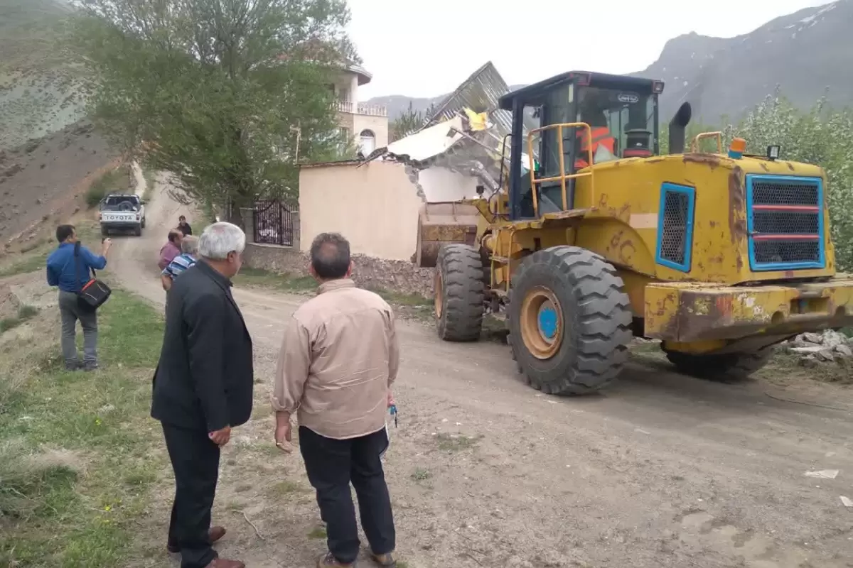 رفع تصرف و قلع و قمع مستحدثات در ۱۵۲۱ مترمربع از اراضی ملی روستاهای شهرستان کرج