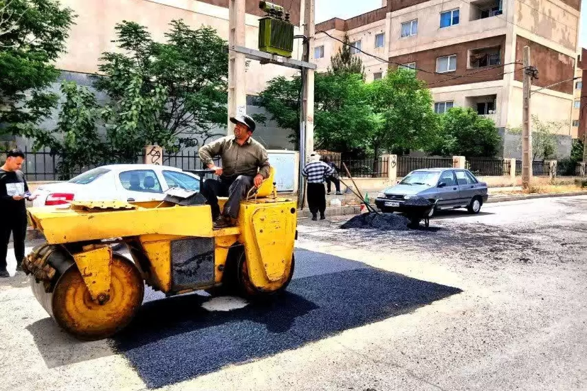 اجرای آسفالت دستی در شهرک ابریشم توسط شهرداری چهارباغ