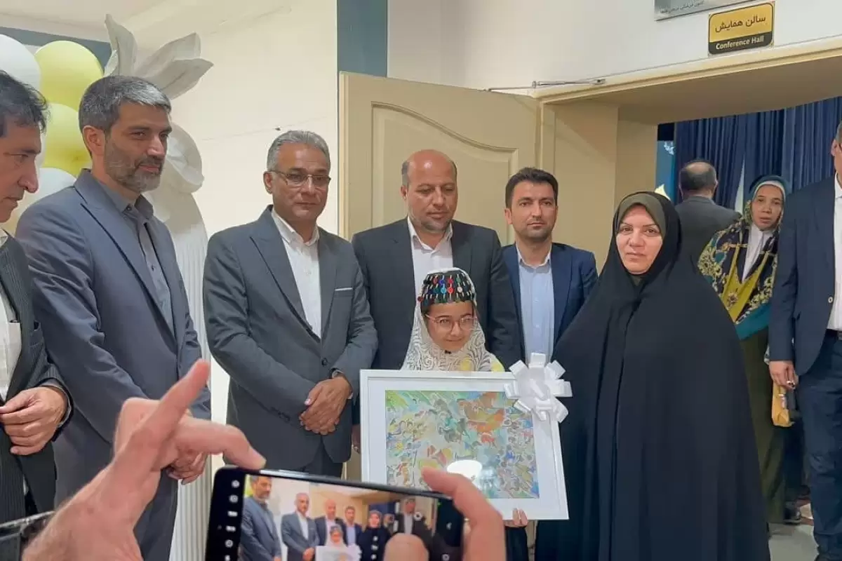 تقدیر از عضو نوجوان کانون در آیین تجلیل از معلمان نمونه