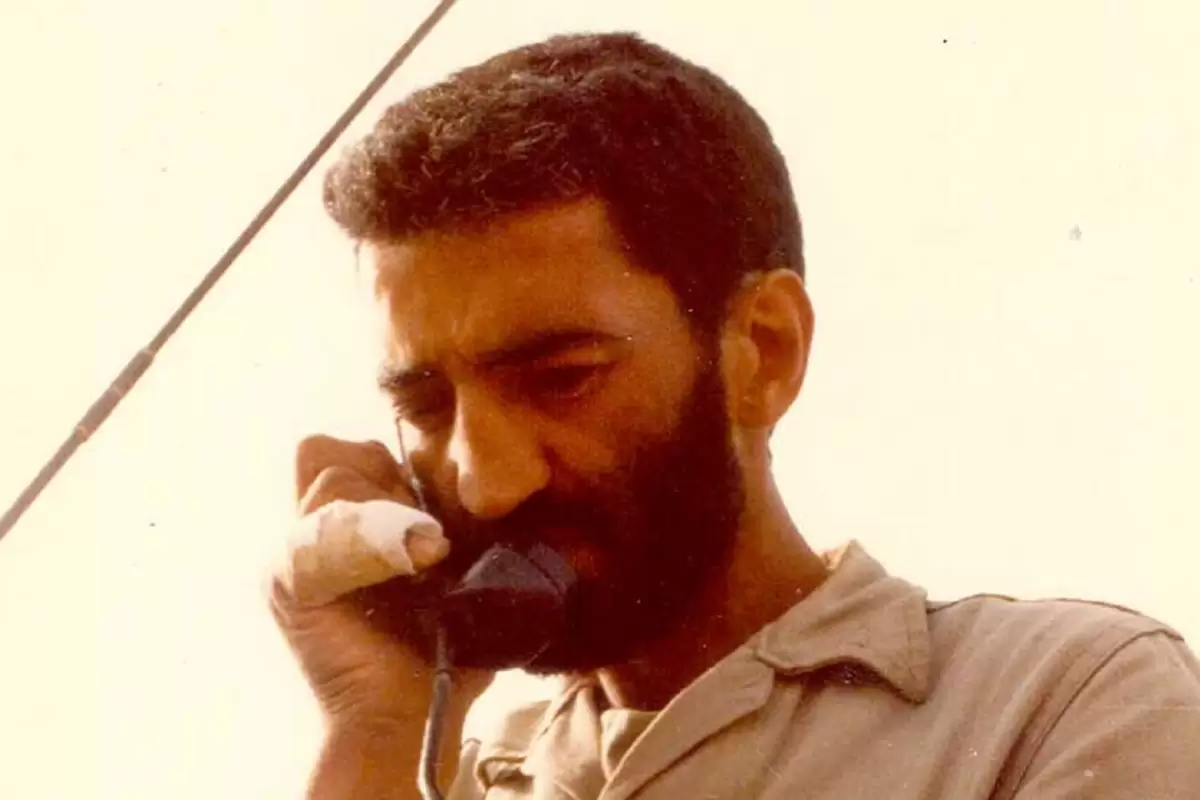 عکس؛ سفر در زمان؛ «احمد متوسلیان در کنار یک نظامی پناهنده عراقی در مریوان»؛ سال 60
